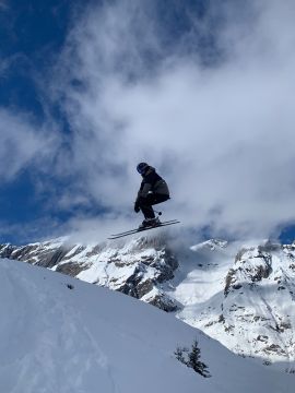 06 Julian 360 Sprung Schanze Kicker Baechi - Julian en ski; saut a 360 degres.jpg